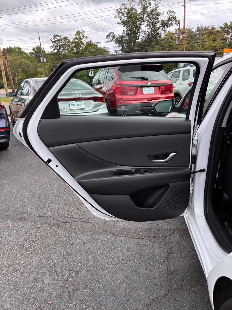 Certified 2025 Hyundai Elantra Limited FWD image 25