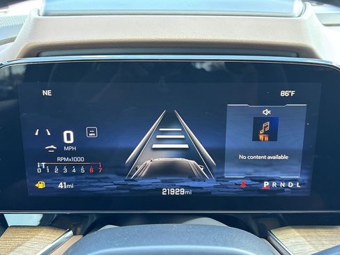 Used 2025 Chevrolet Suburban High Country image 33