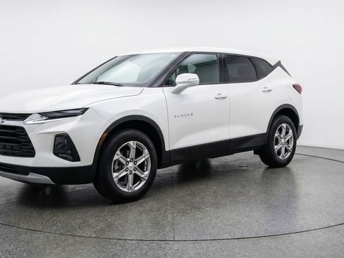 Used 2025 Chevrolet Blazer LT image 3