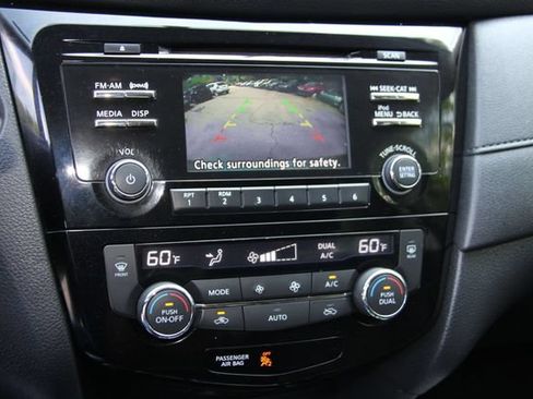 Used 2017 Nissan Rogue SV AWD/4WD image 27