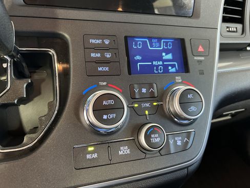 Used 2015 Toyota Sienna SE FWD image 26