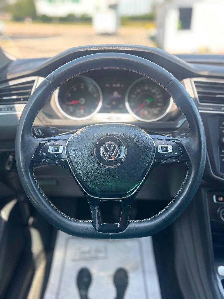 Used 2021 Volkswagen Tiguan SE AWD/4WD image 18