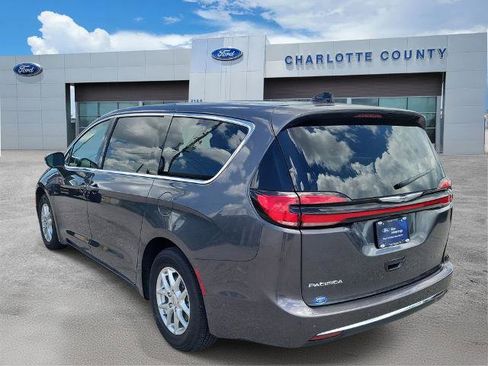 Used 2023 Chrysler Pacifica Touring-L FWD image 4