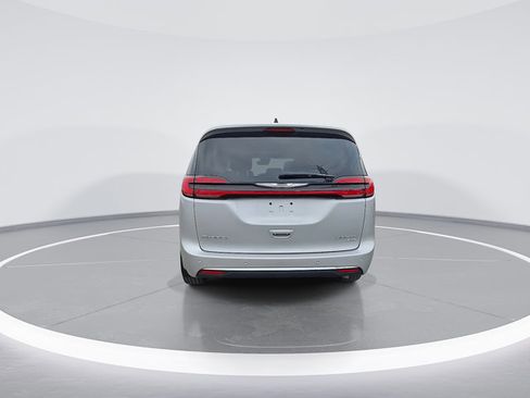 Used 2023 Chrysler Pacifica Limited w/ Uconnect Theater Family Group image 9