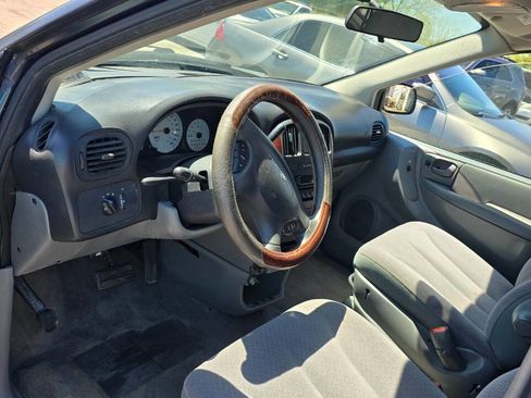 Used 2007 Chrysler Town & Country image 7