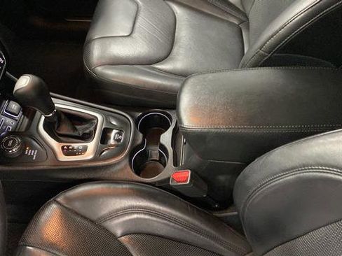 Used 2017 Jeep Cherokee Overland w/ Technology Group AWD/4WD image 19