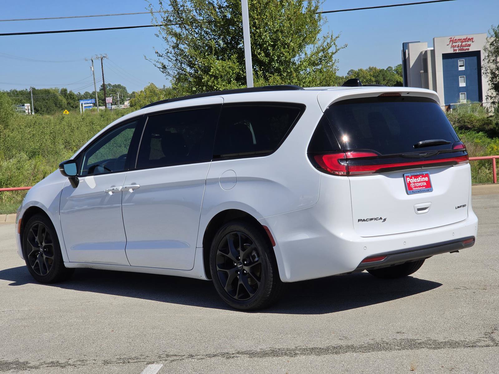 Used 2025 Chrysler Pacifica Limited FWD image 6