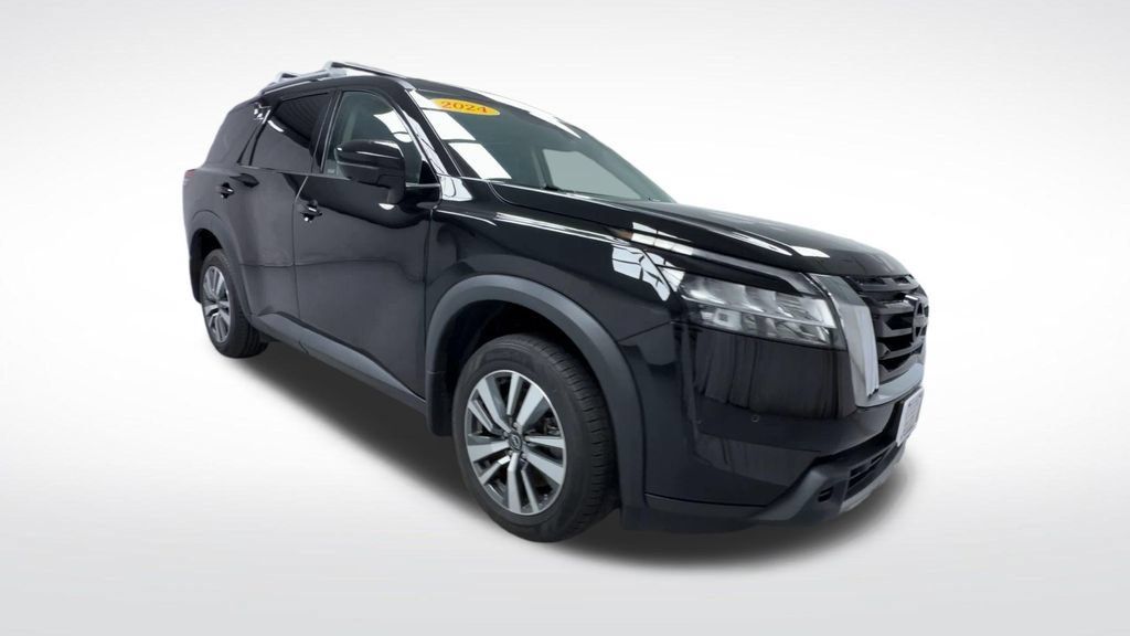 Used 2024 Nissan Pathfinder SL AWD/4WD image 2