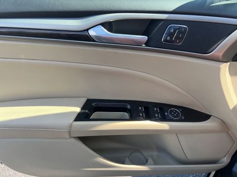 Used 2014 Ford Fusion SE w/ Equipment Group 202A FWD image 17