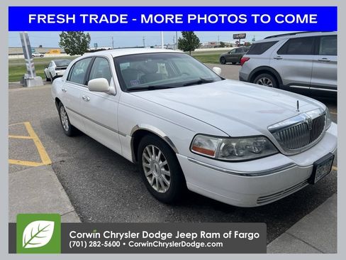 Used 2006 Lincoln Town Car Signature RWD image 1