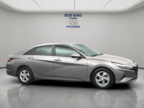 Used 2022 Hyundai Elantra SE FWD image 2