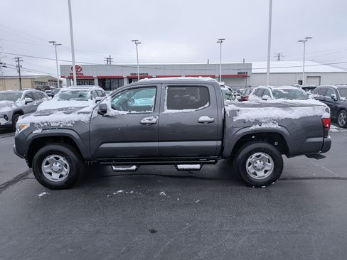 Used 2022 Toyota Tacoma SR image 5