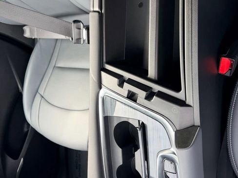 Used 2024 Buick Enclave Essence image 17