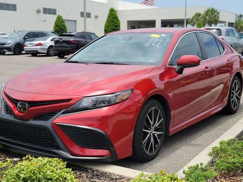 Used 2021 Toyota Camry SE FWD image 1