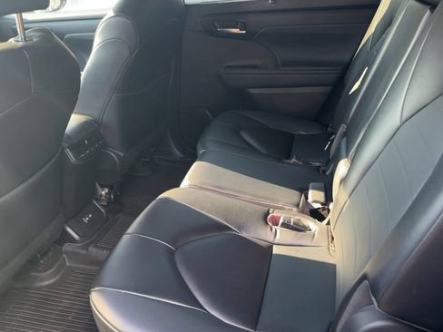 Used 2023 Toyota Highlander XLE AWD/4WD image 3