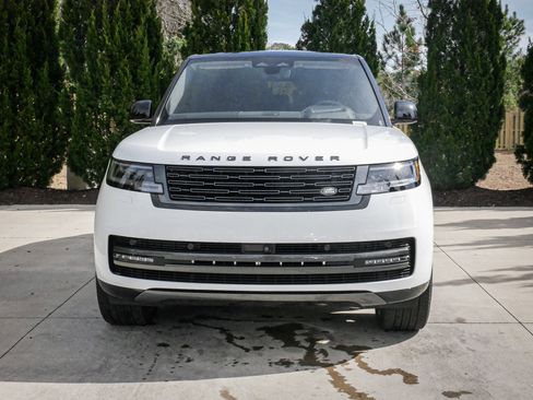 Used 2025 Land Rover Range Rover SE image 3