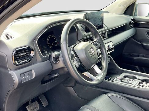 Used 2023 Honda Pilot Touring image 9