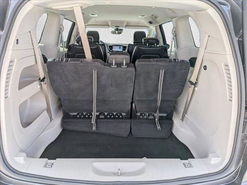 Used 2022 Chrysler Pacifica Touring-L FWD image 6