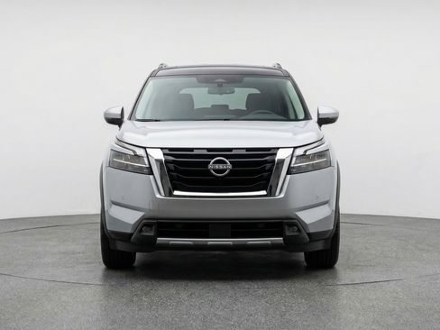 Used 2025 Nissan Pathfinder SV FWD image 2