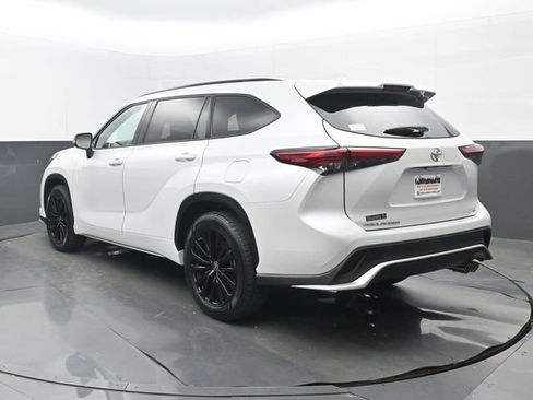 Used 2023 Toyota Highlander XSE FWD image 3