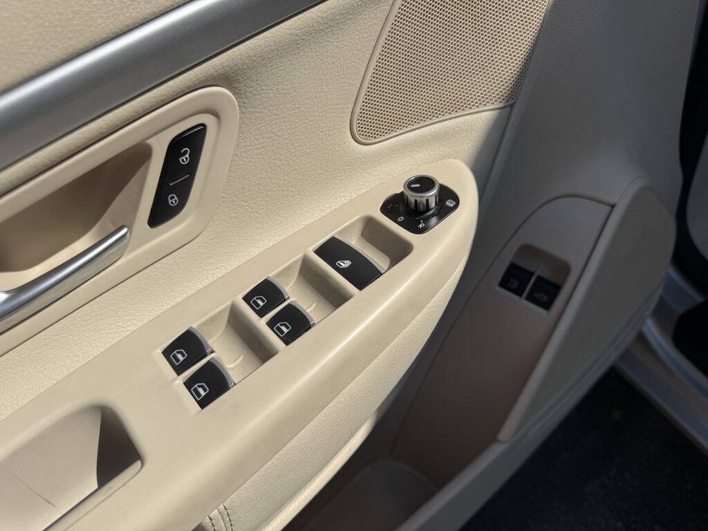 Used 2012 Volkswagen Eos Komfort FWD image 6