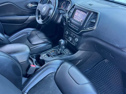 Used 2019 Jeep Cherokee Latitude Plus w/ Cold Weather Group AWD/4WD image 16