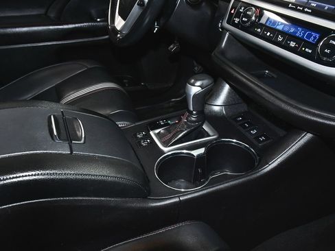 Used 2019 Toyota Highlander SE AWD/4WD image 56