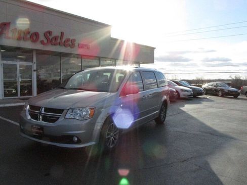 Used 2017 Dodge Grand Caravan SXT FWD image 3