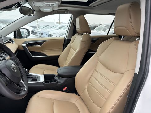 Used 2023 Toyota RAV4 XLE Premium image 8