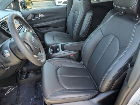 New 2026 Chrysler Pacifica Select image 17