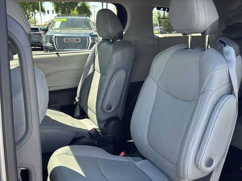 Used 2022 Toyota Sienna Limited FWD image 31
