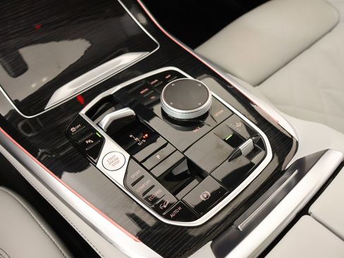 Used 2025 BMW X7 xDrive40i image 8