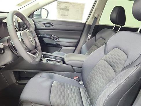 New 2025 Nissan Pathfinder SV image 12