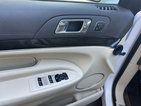 Used 2014 Lincoln MKT FWD image 17