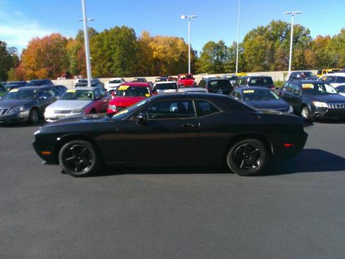 Used 2010 Dodge Challenger SE image 3