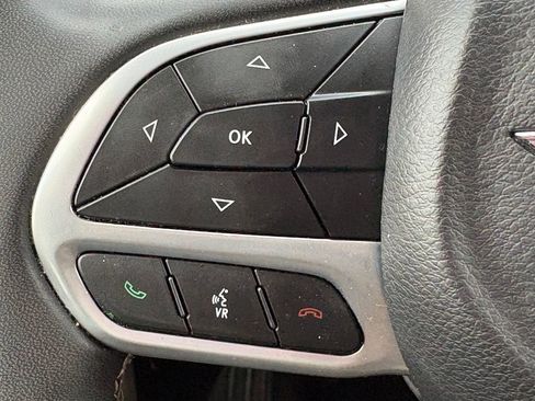 Used 2023 Chrysler Pacifica Touring-L FWD image 21