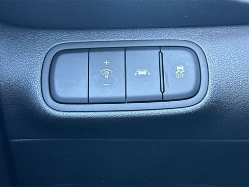 Used 2022 Hyundai Venue SEL image 30