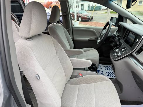 Used 2015 Toyota Sienna LE image 23