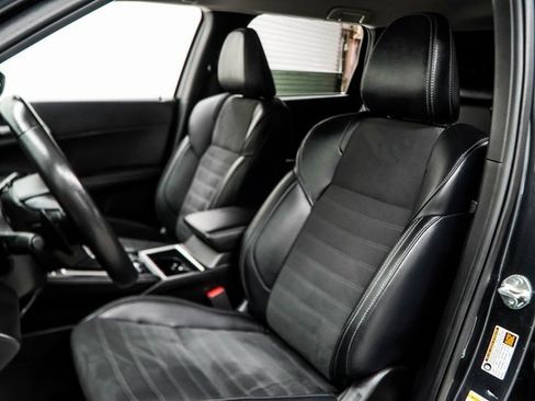 Used 2024 Mitsubishi Outlander SE image 32