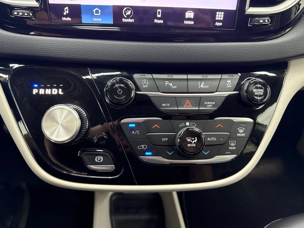 Used 2024 Chrysler Pacifica Touring-L FWD image 27