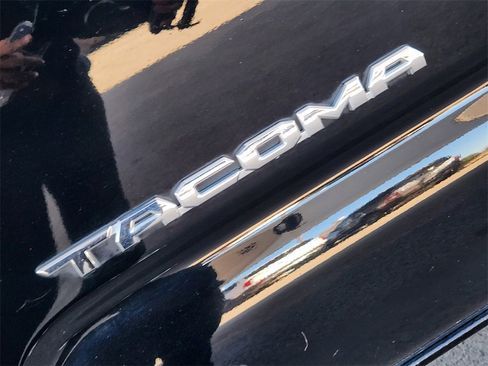 Used 2017 Toyota Tacoma TRD Sport image 11