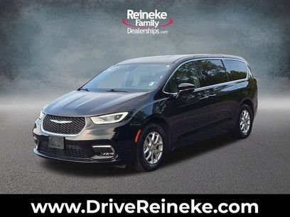 Used 2025 Chrysler Pacifica Select