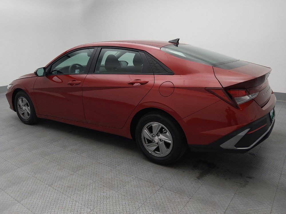 Used 2025 Hyundai Elantra SE FWD image 3