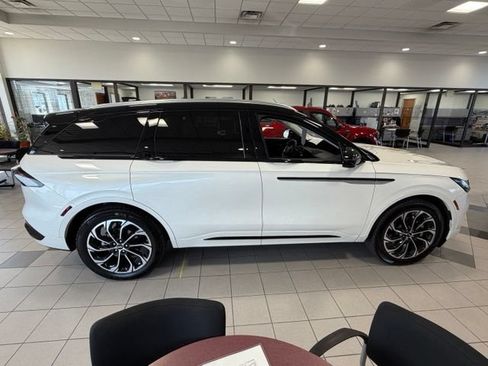 Used 2025 Lincoln Nautilus Reserve AWD/4WD image 7