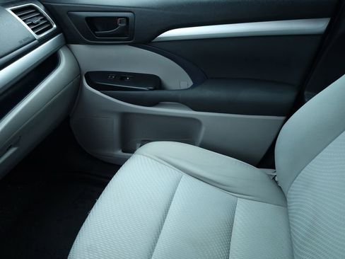 Used 2019 Toyota Highlander LE image 9