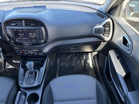 Used 2025 Kia Soul LX w/ LX Technology Package FWD image 33