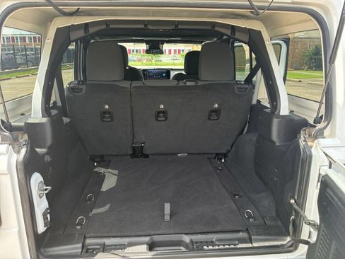 Used 2025 Jeep Wrangler Unlimited Sahara AWD/4WD image 30
