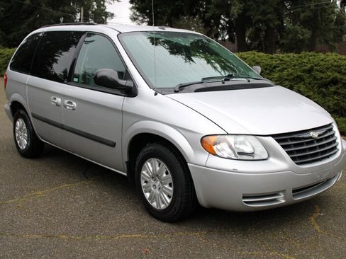 Used 2006 Chrysler Town & Country w/ Popular Equipment Group I image 2
