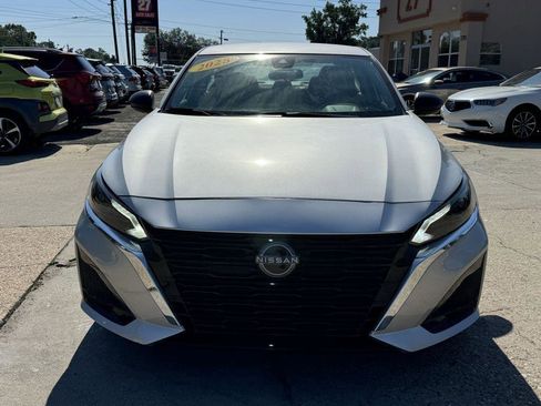 Used 2025 Nissan Altima 2.5 SV FWD image 2