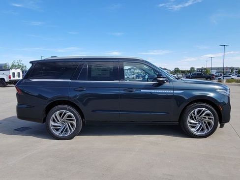 New 2026 Lincoln Navigator Reserve AWD/4WD image 2